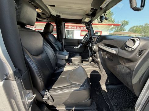 Used 2014 Jeep Wrangler Sahara w/ Connectivity Group AWD/4WD image 9