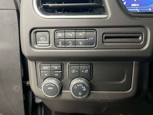 Used 2022 Chevrolet Tahoe Z71 w/ Luxury Package AWD/4WD image 19