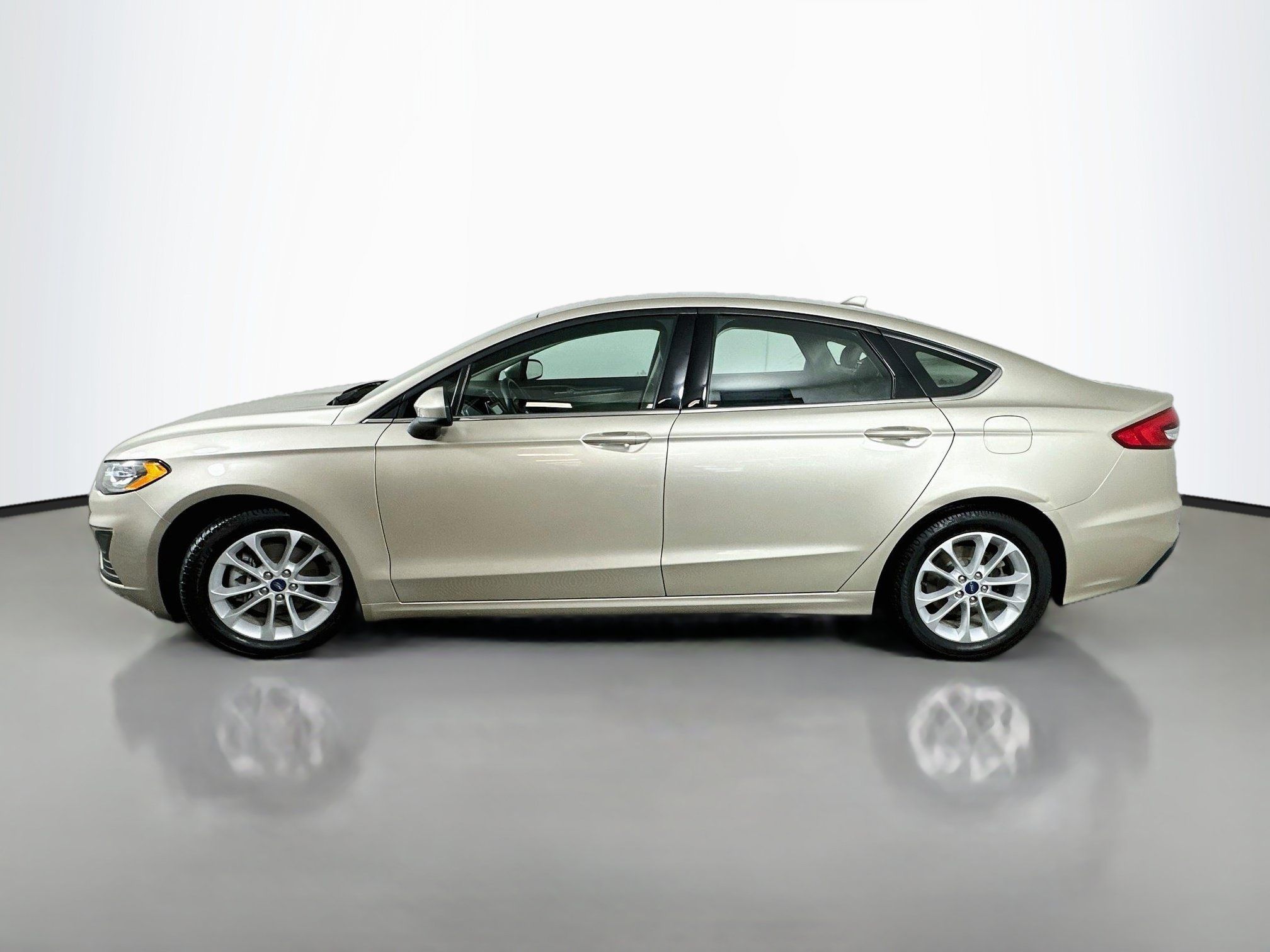 Used 2019 Ford Fusion SE FWD image 4