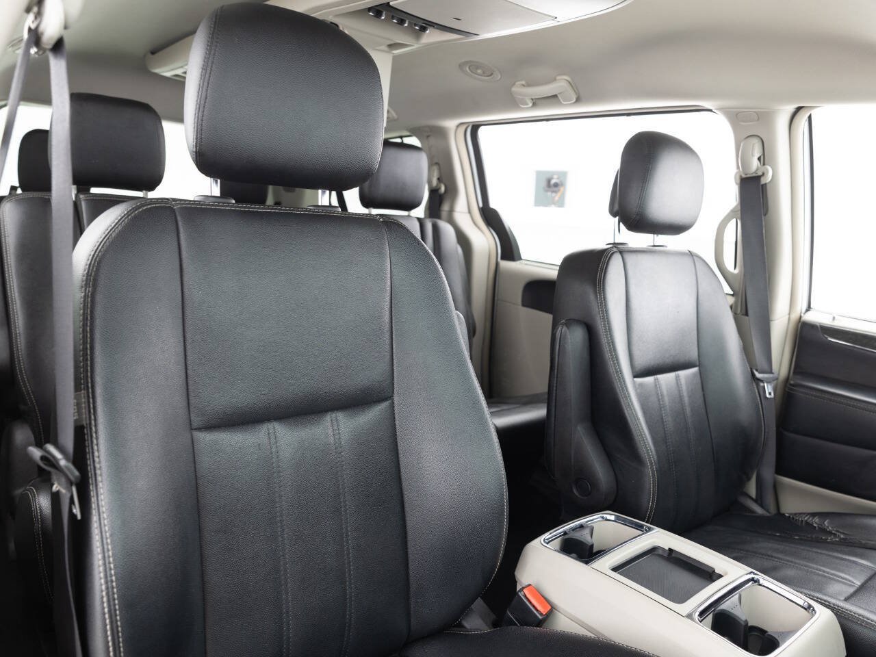 Used 2016 Chrysler Town & Country Touring FWD image 26