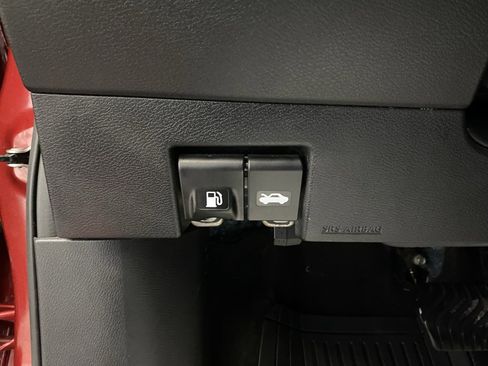 Used 2020 Nissan Versa SV w/ Trunk Package image 27