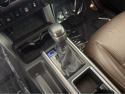 Used 2017 Toyota Tacoma Limited image 33