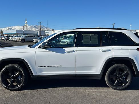 Used 2023 Jeep Grand Cherokee Limited w/ Luxury Tech Group II image 8