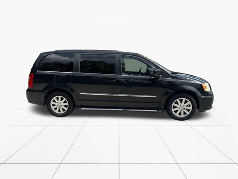 Used 2013 Chrysler Town & Country Touring FWD image 9