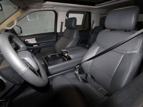 New 2026 Ford Expedition Active image 3