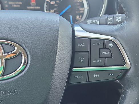 Used 2021 Toyota Highlander Limited image 24