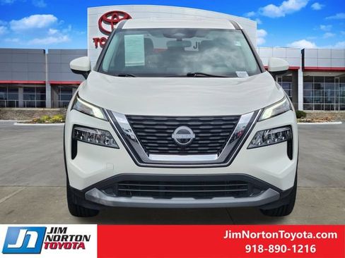 Used 2023 Nissan Rogue SV FWD image 2
