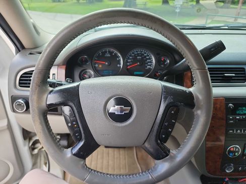 Used 2008 Chevrolet Suburban LT w/ LT Preferred Equipment Group RWD image 13