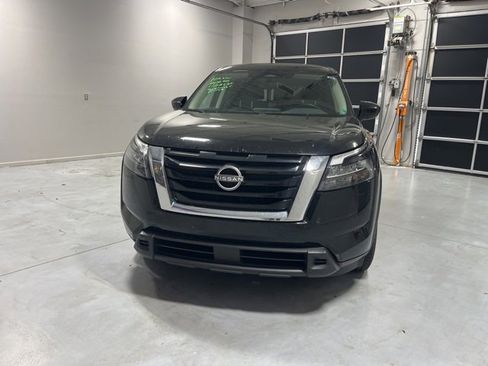 Used 2023 Nissan Pathfinder S image 2