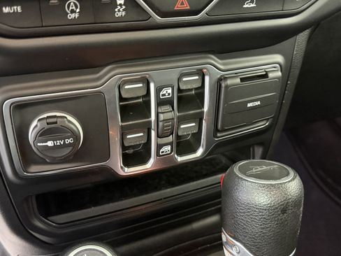 Used 2023 Jeep Gladiator Willys image 15