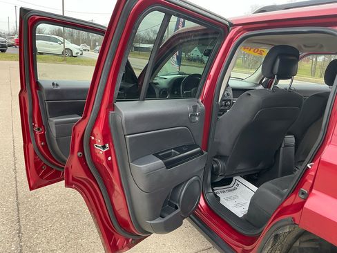 Used 2014 Jeep Patriot Latitude image 10