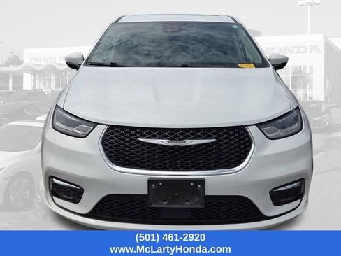 Used 2023 Chrysler Pacifica Touring-L FWD image 2