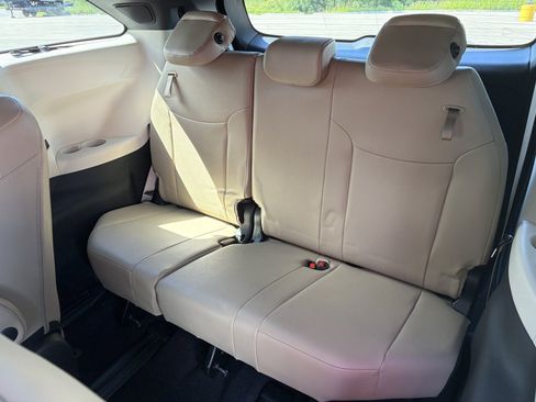 Used 2023 Toyota Sienna Limited FWD image 10