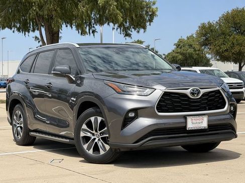 Used 2024 Toyota Highlander XLE FWD image 2