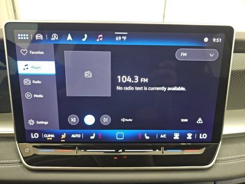 Used 2025 Volkswagen Tiguan SE AWD/4WD image 24