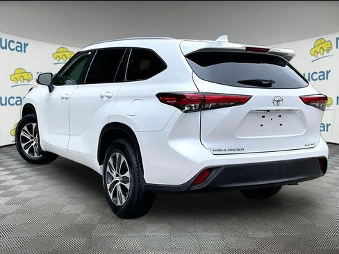 Used 2023 Toyota Highlander XLE AWD/4WD image 4