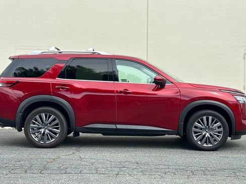 Used 2024 Nissan Pathfinder SL w/ SL Premium Package image 3