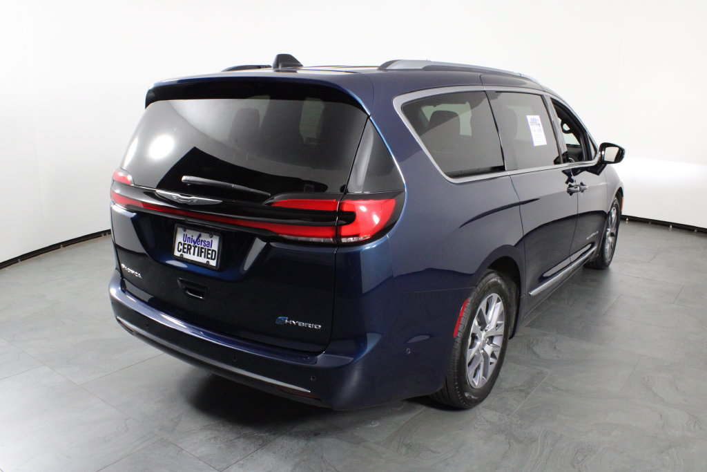 Used 2025 Chrysler Pacifica Pinnacle FWD image 3