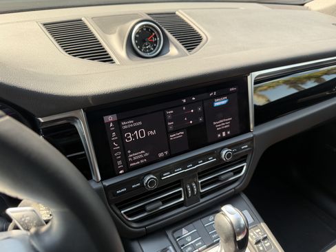 Used 2021 Porsche Macan AWD/4WD image 24
