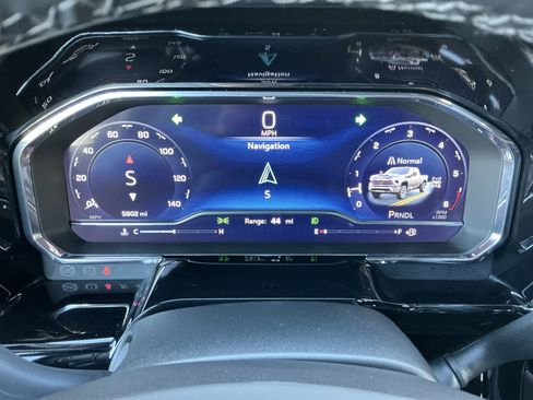 Used 2025 Chevrolet Silverado 3500 LT w/ Convenience Package image 8