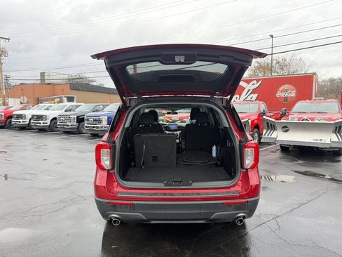 Used 2022 Ford Explorer XLT w/ Equipment Group 202A image 4