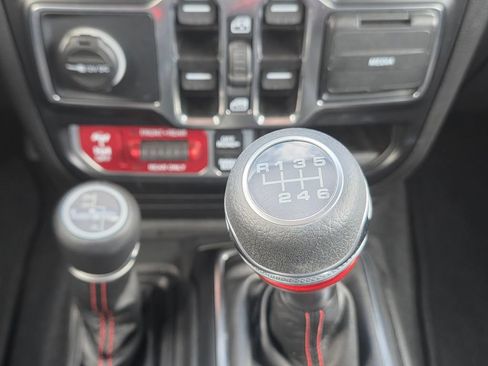 Used 2022 Jeep Gladiator Rubicon w/ Cold Weather Group AWD/4WD image 17