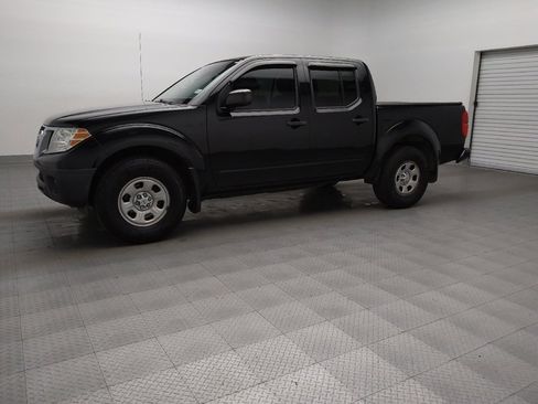 Used 2018 Nissan Frontier SV image 2