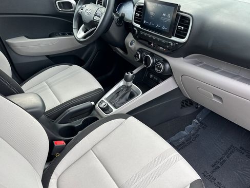 Used 2024 Hyundai Venue SEL image 18