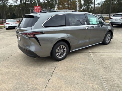 New 2026 Toyota Sienna XLE image 7