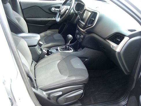 Used 2015 Jeep Cherokee Latitude FWD image 17