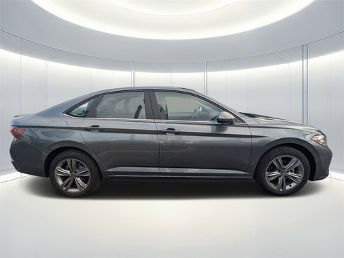 Used 2024 Volkswagen Jetta SE image 3