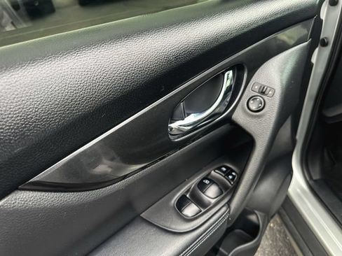 Used 2020 Nissan Rogue SV FWD image 15