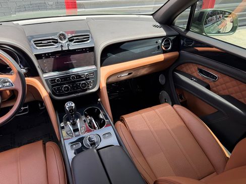 Used 2022 Bentley Bentayga AWD/4WD image 33