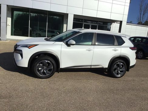 Used 2024 Nissan Rogue SV w/ SV Premium Package image 2