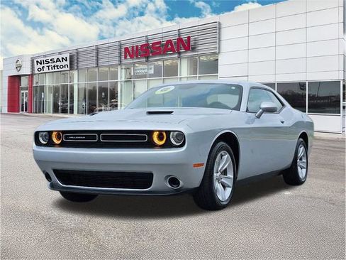 Used 2023 Dodge Challenger SXT image 3