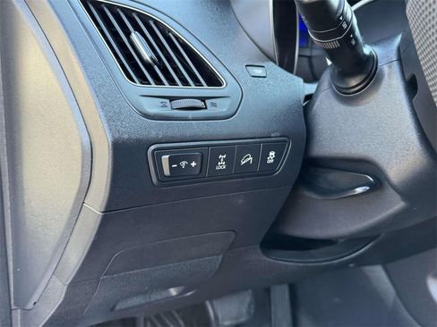 Used 2011 Hyundai Tucson Limited w/ Premium Pkg 3 image 9