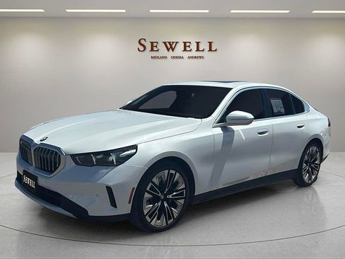 Certified 2025 BMW 530i xDrive AWD/4WD image 1