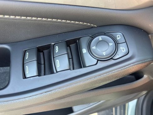 Used 2023 Chevrolet Traverse LT FWD image 19