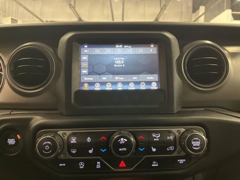 Used 2023 Jeep Wrangler Unlimited Sport image 26