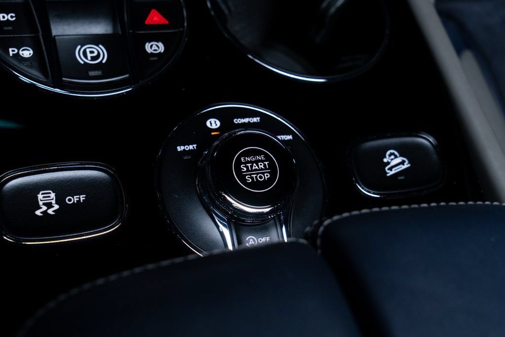 Used 2022 Bentley Bentayga AWD/4WD image 38