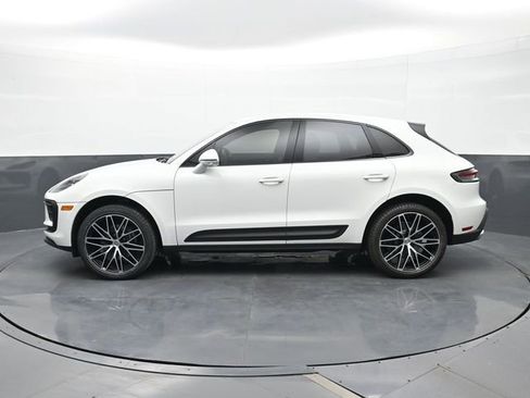 Certified 2025 Porsche Macan AWD/4WD image 2