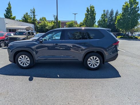 Used 2024 Toyota Grand Highlander AWD image 2