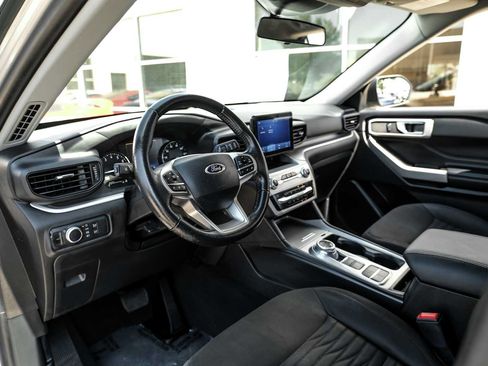 Used 2021 Ford Explorer XLT RWD image 3