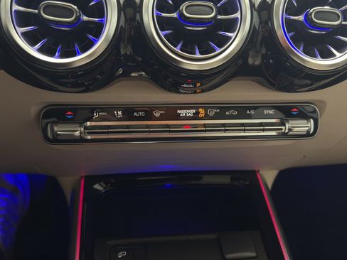 Used 2023 Mercedes-Benz GLB 250 image 19