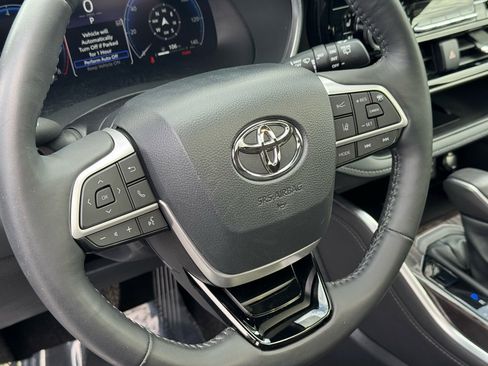 Used 2024 Toyota Highlander Limited image 18