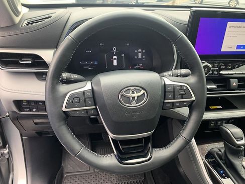 Used 2023 Toyota Highlander Platinum FWD image 12
