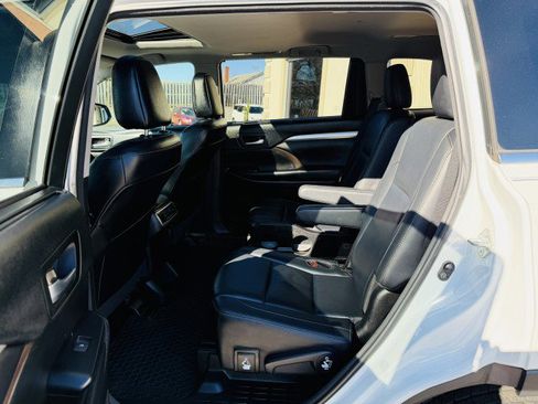 Used 2018 Toyota Highlander XLE image 6
