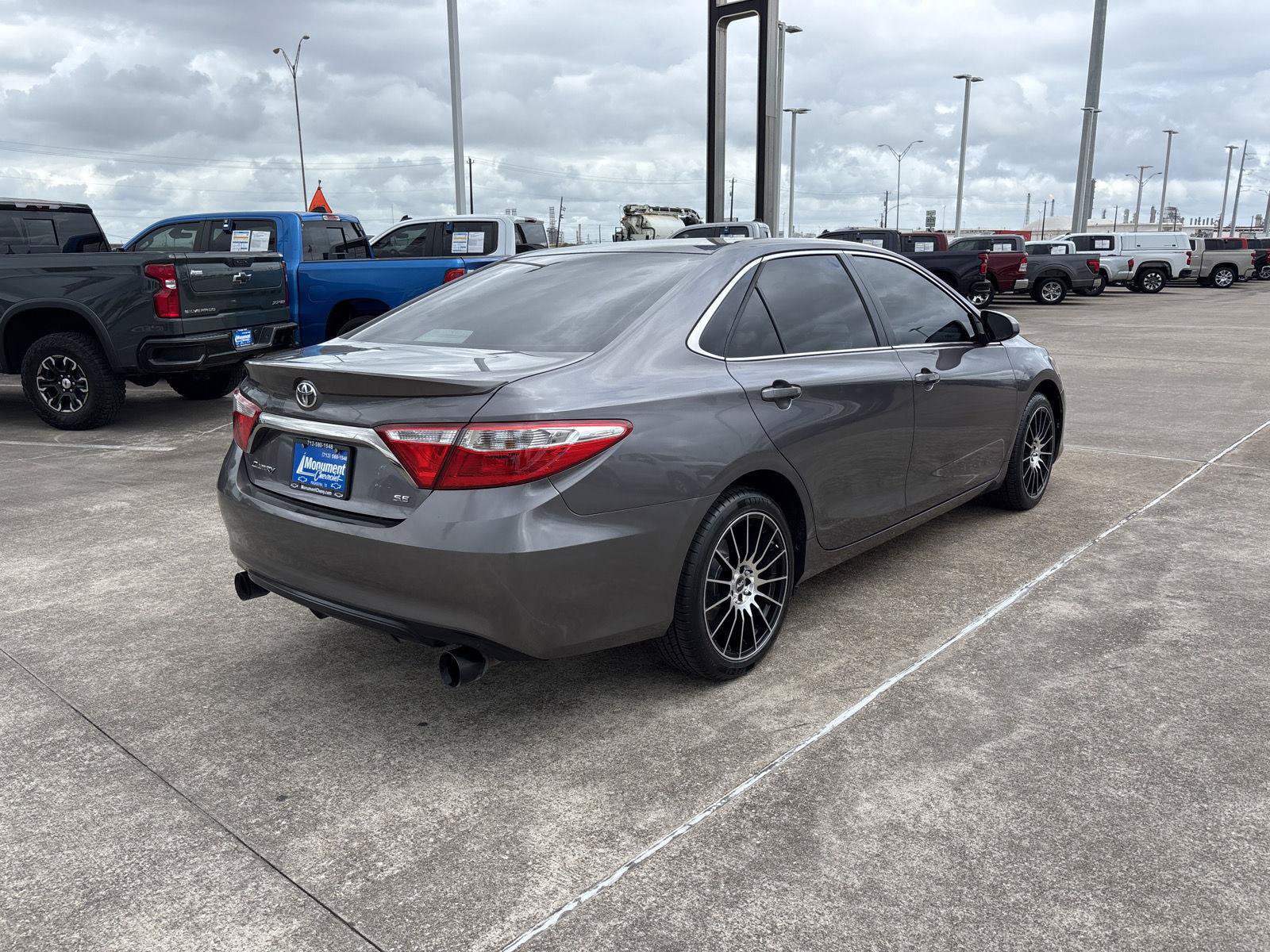 Used 2015 Toyota Camry SE FWD image 11