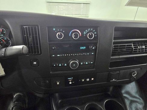 Used 2017 Chevrolet Express 2500 Extended image 17