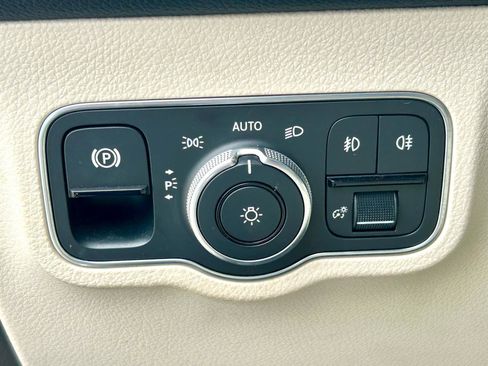 Used 2021 Mercedes-Benz GLB 250 4MATIC w/ Premium Package image 10